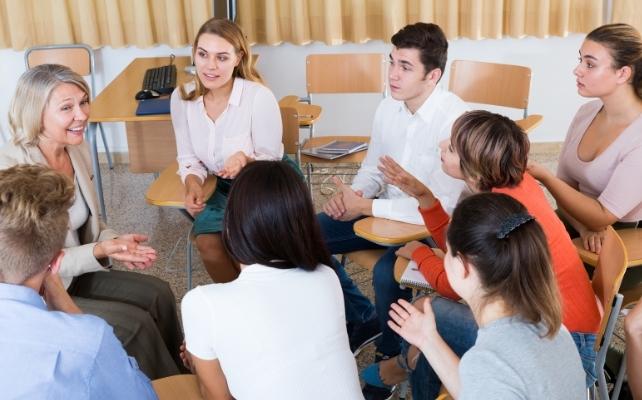 persone in un gruppo sedute su sedie vicine