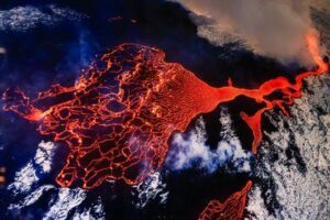 17 giugno 2020, Vista aerea della lava che scorre dal vulcano Litli-Hrutur (Piccolo Ram) durante un'eruzione nell'area vulcanica di Fagradalsfjall nel sud-ovest dell'Islanda di notte, Islanda.