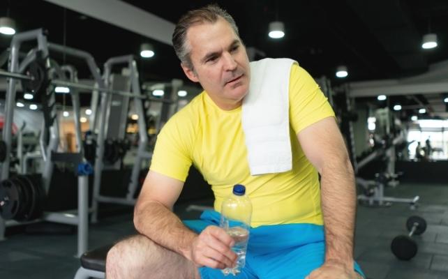 uomo che riposa dopo l'esercizio