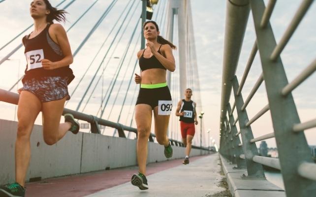 maratoneti su un ponte