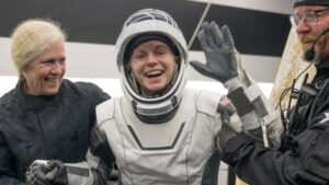 L'astronauta NASA Zena Cardman viene aiutata a uscire dalla capsula SpaceX Crew-11 dopo che sono rientrati sulla Terra in un atterraggio notturno vicino a San Diego, California, giovedì 15 gennaio 2026.