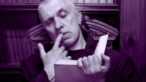 uomo che legge un libro