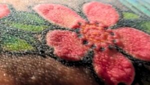 fiore tatuato rosso