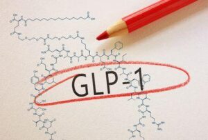Testo GLP-1 cerchiato in rosso con la struttura chimica della Semaglutide, su carta testurizzata