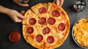 pizza salami grande con fette tolte