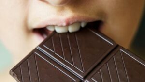ragazza che morde il cioccolato