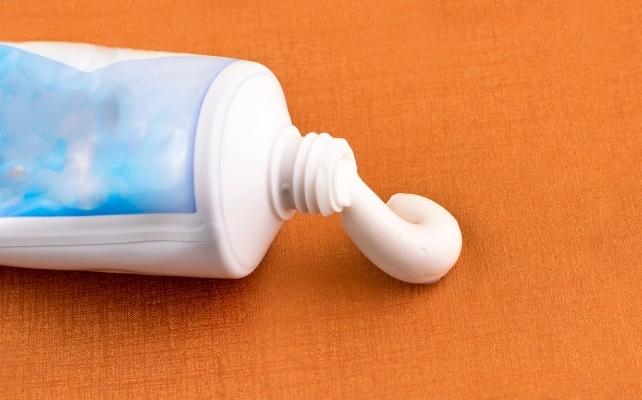 dentifricio spremuto dal tubo