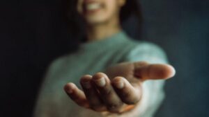 donna che tende la mano