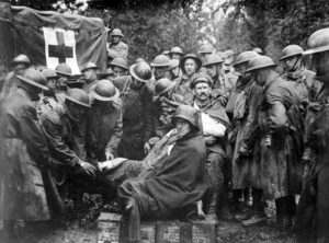 Prigionieri tedeschi feriti che ricevono assistenza medica presso la stazione di pronto soccorso durante la Prima Guerra Mondiale nel settembre 1918