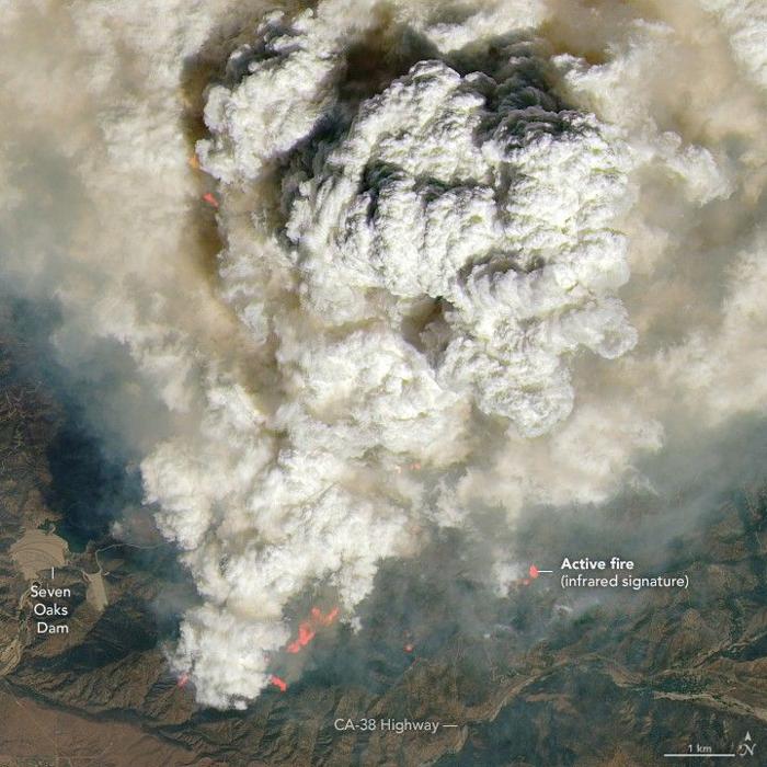 Nuvole bianche che si formano da particelle di fumo sopra incendi ardenti