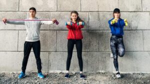Persone che si esercitano contro un muro