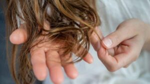 Un segnale del Parkinson potrebbe nascondersi nei tuoi capelli, secondo uno studio