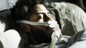Uomo con una maschera CPAP