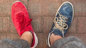 due scarpe diverse