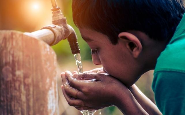 L'acqua calda e semplice è una nuova tendenza di benessere. La temperatura fa davvero la differenza?