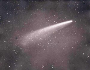 Una striscia bianca in un cielo stellato violaceo.