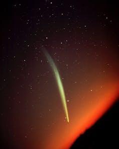 Una striscia verdastra in un cielo arancione.