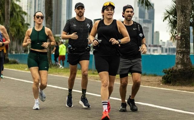 un gruppo di persone che corre all'aperto