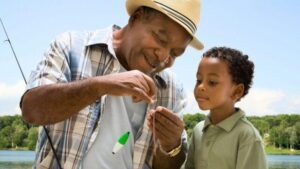 Aiutare i tuoi nipoti potrebbe avere un sorprendente beneficio per il cervello, secondo uno studio