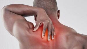 uomo con muscoli delle spalle doloranti