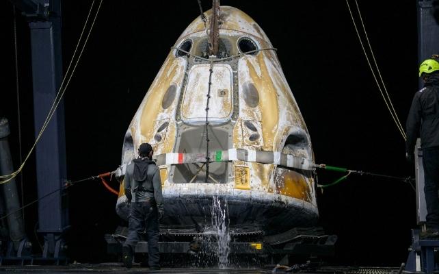 Il primo evacuazione medica della NASA atterra nel Pacifico