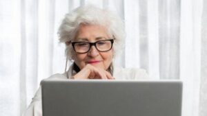 donna che guarda un laptop