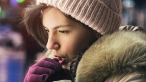 persona all'esterno al freddo