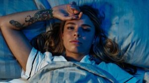 donna sdraiata sveglia a letto