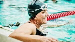 donna che sorride in piscina