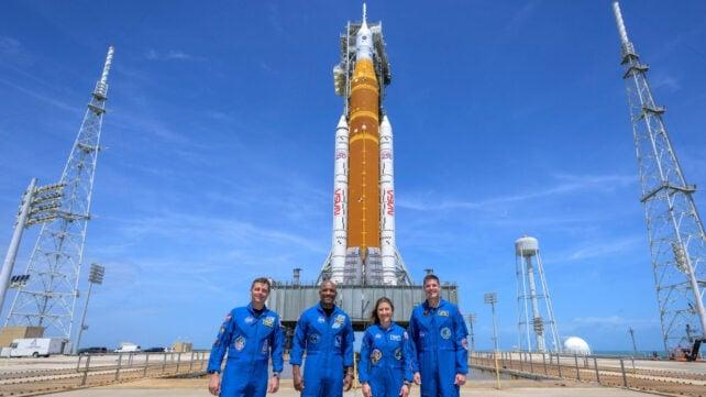 Quattro astronauti della NASA davanti al razzo della missione Artemis 2