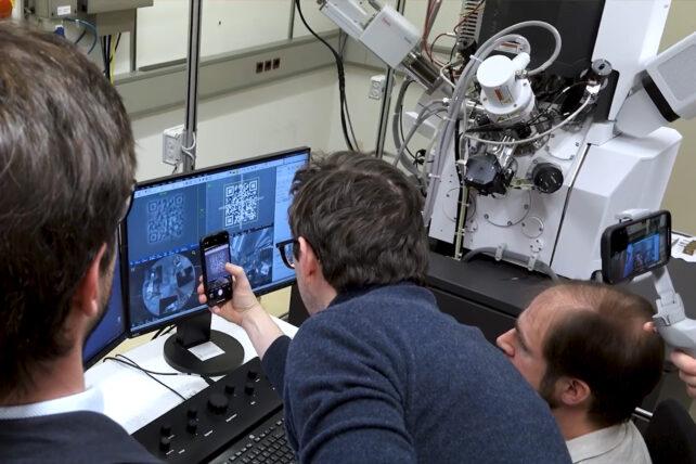 Il QR Code più piccolo del Guinness World Record ha bisogno di un microscopio elettronico per essere visto