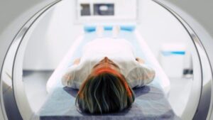 Una vista da dietro una macchina MRI, che mostra un paziente pronto a entrare nello scanner