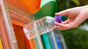 Riciclare una bottiglia di plastica