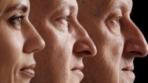 Profilo laterale di tre volti, che invecchiano da sinistra a destra