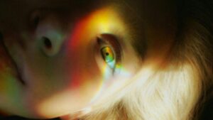 Primo piano di un occhio con la luce che si riflette