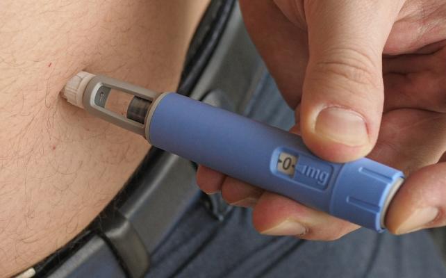 penna di semaglutide che si inietta nell'addome di una persona