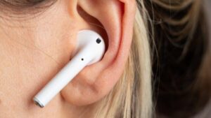 I tuoi auricolari potrebbero aumentare il rischio di infezione, avverte un esperto