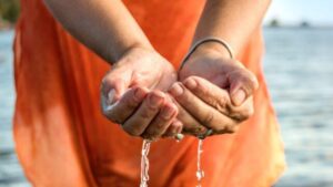 mani che raccolgono acqua