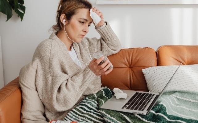 donna sul divano con il suo laptop