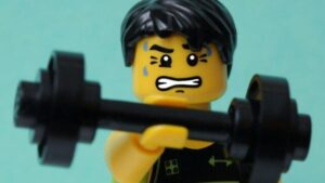 LEGO persona che solleva pesi e fa una smorfia