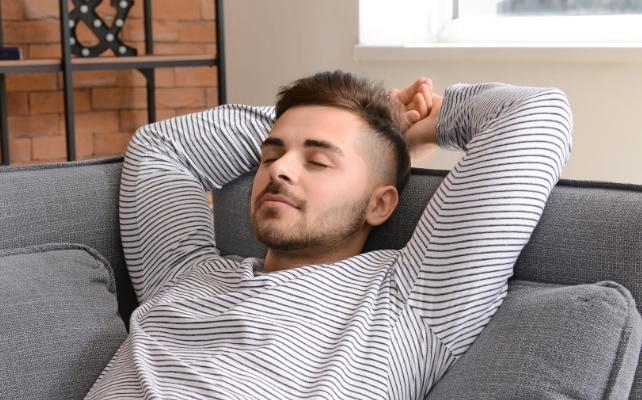 uomo che si rilassa