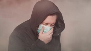 persona che indossa una maschera facciale
