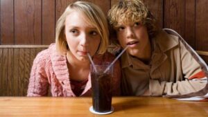 due adolescenti che bevono una soda