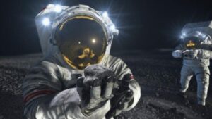 Un concetto dell'artista di due membri dell'equipaggio in tuta che lavorano sulla superficie lunare