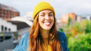 Donna sorridente con capelli rossi