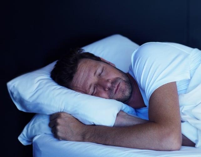 Un uomo addormentato a letto