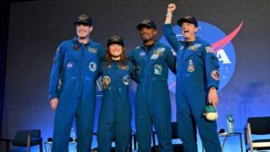 L'equipaggio di Artemis 2 della NASA a una conferenza stampa, sembrando felice ed entusiasta