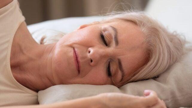 Donna anziana che dorme, appare calma e serena