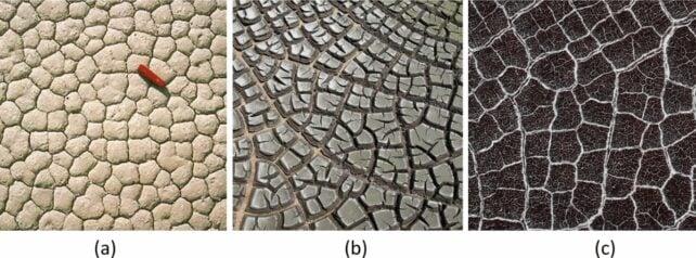 Un collage di tre immagini che mostrano un terreno crepato in schemi poligonali