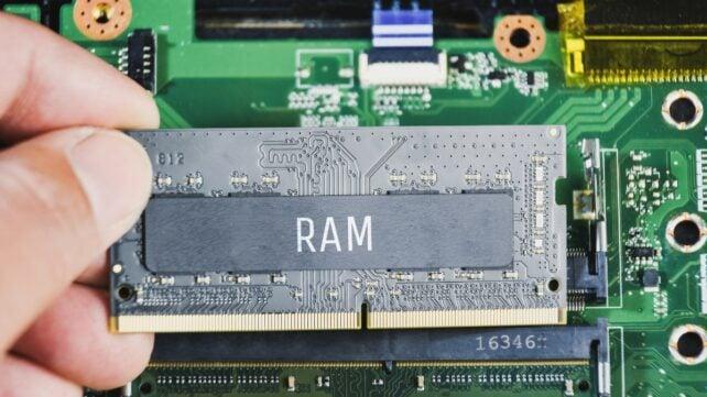 RAM tenuta in una mano